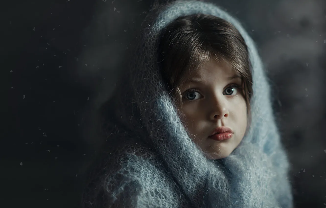 Фото обои зима, взгляд, свет, лицо, темный фон, тепло, ребенок, портрет