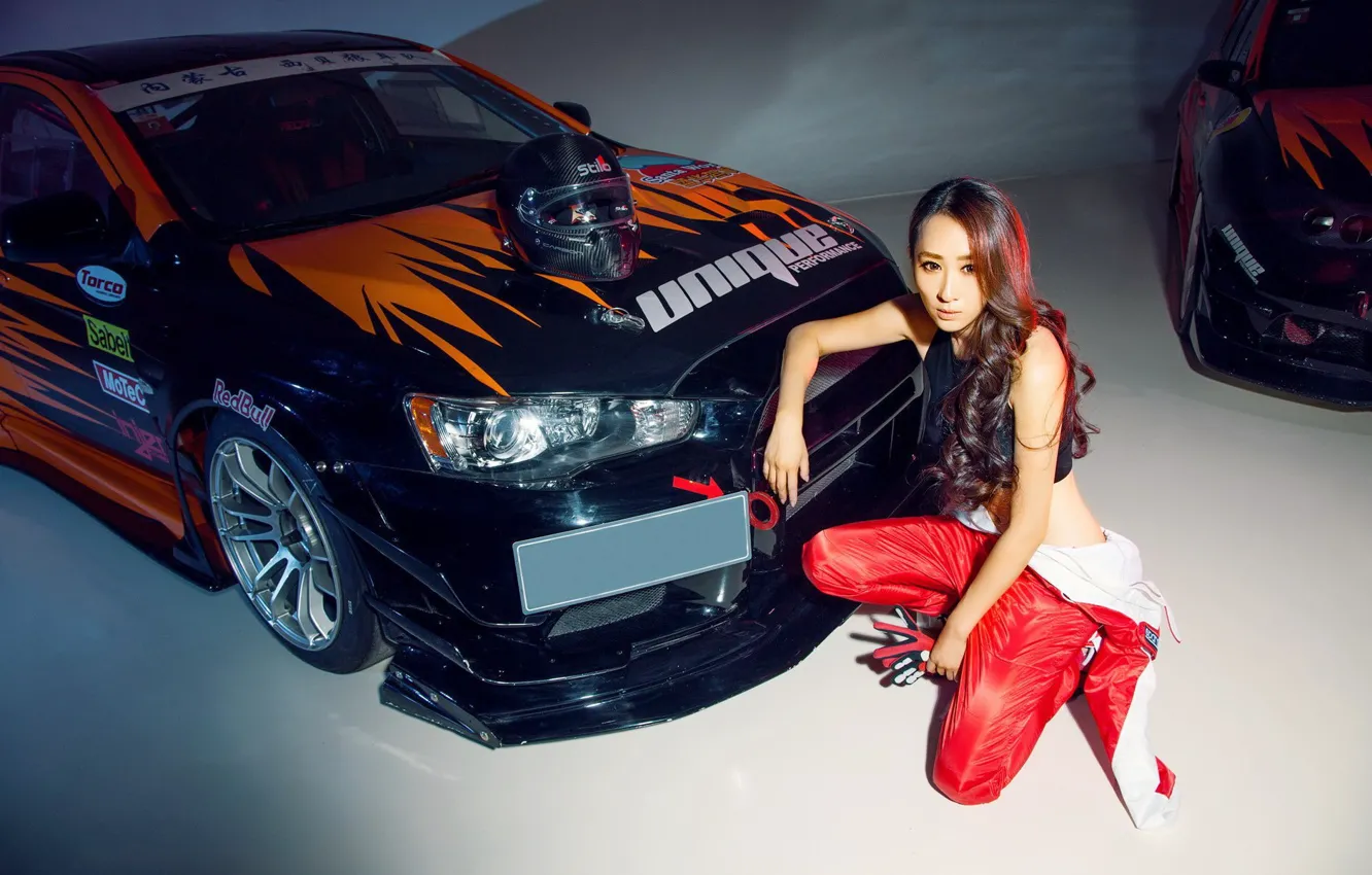 Фото обои авто, взгляд, Девушки, шлем, Mitsubishi, азиатка, красивая девушка