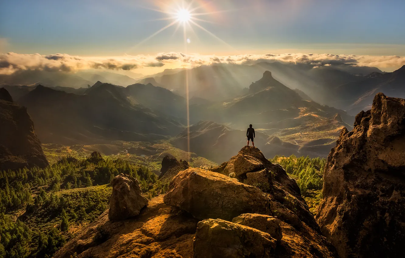 Фото обои солнце, скалы, человек, Природа, вершина, панорама, блик