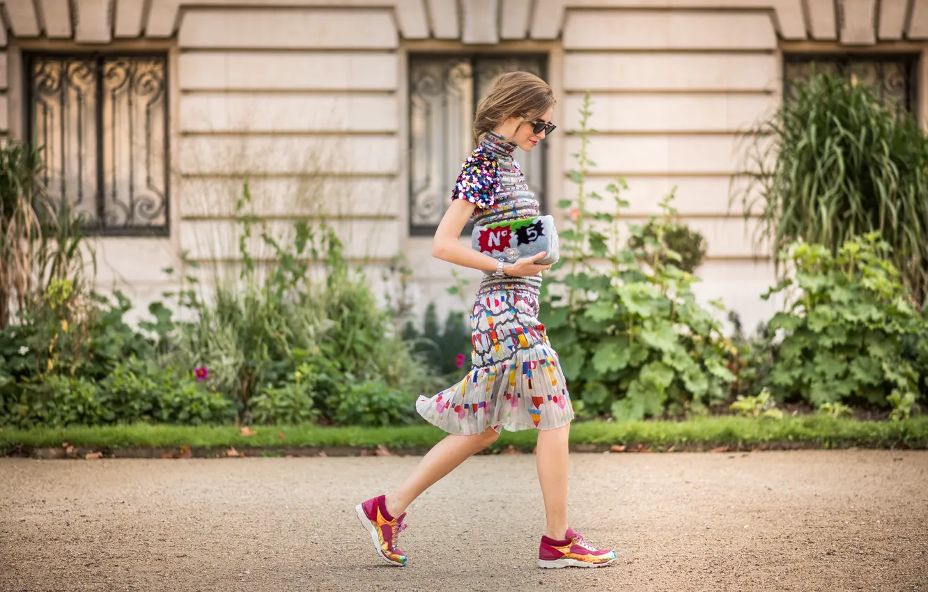 Фото обои лето, девушка, город, улица, модель, очки, кроссовки, street style