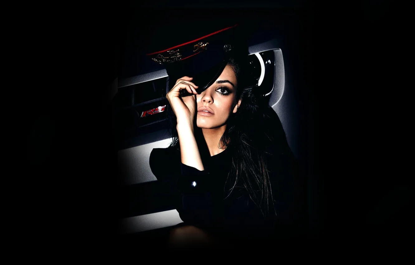 Фото обои девушка, брюнетка, фуражка, Mila Kunis, тёмный фон, Мила Кунис
