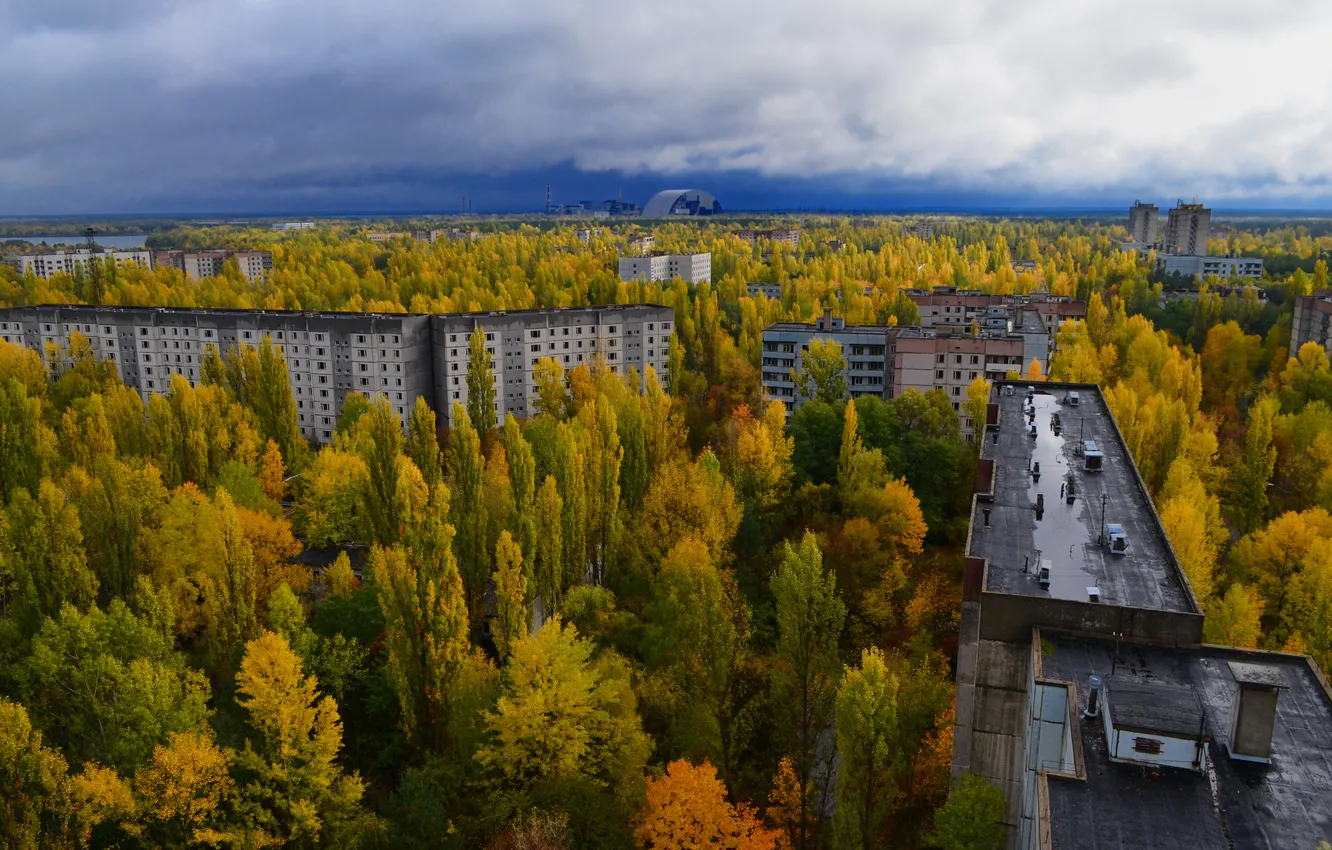 Фото обои небо, деревья, тучи, пасмурно, дома, Чернобыль, Припять, архитектура
