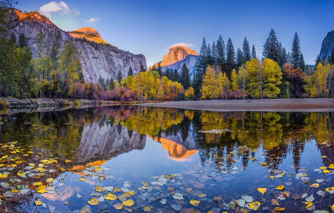 Фото обои осень, лес, небо, облака, деревья, горы, отражение, река