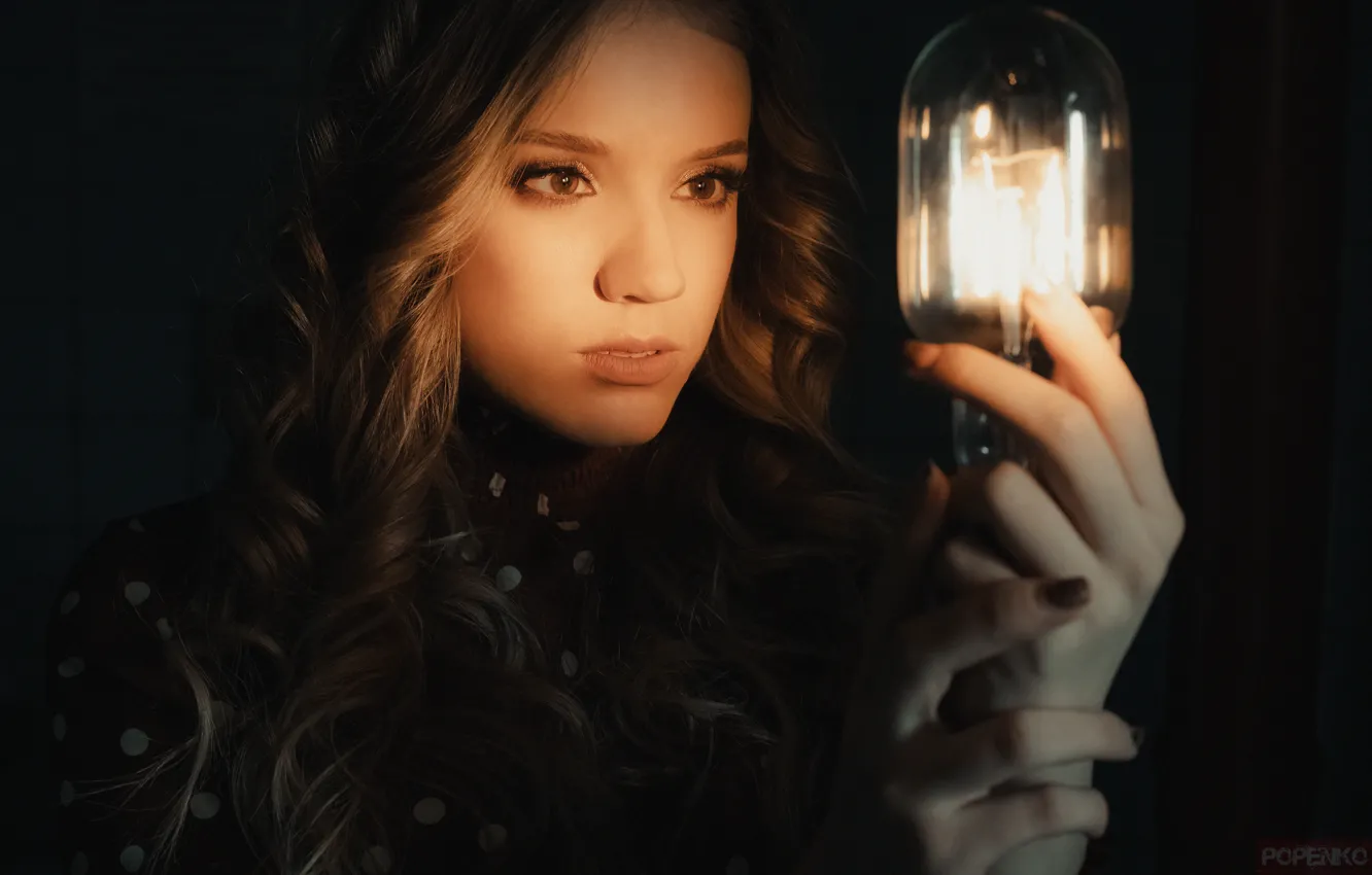 Фото обои девушка, лицо, лампа, руки, локоны, тёмный фон, Андрей Попенко
