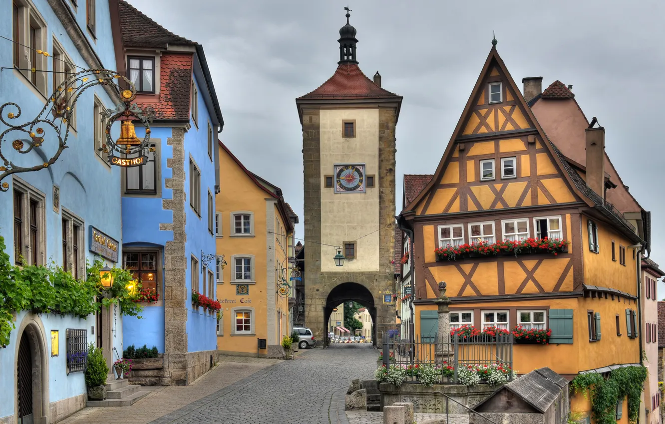 Фото обои цветы, улица, часы, башня, дома, Германия, фонари, Rothenburg