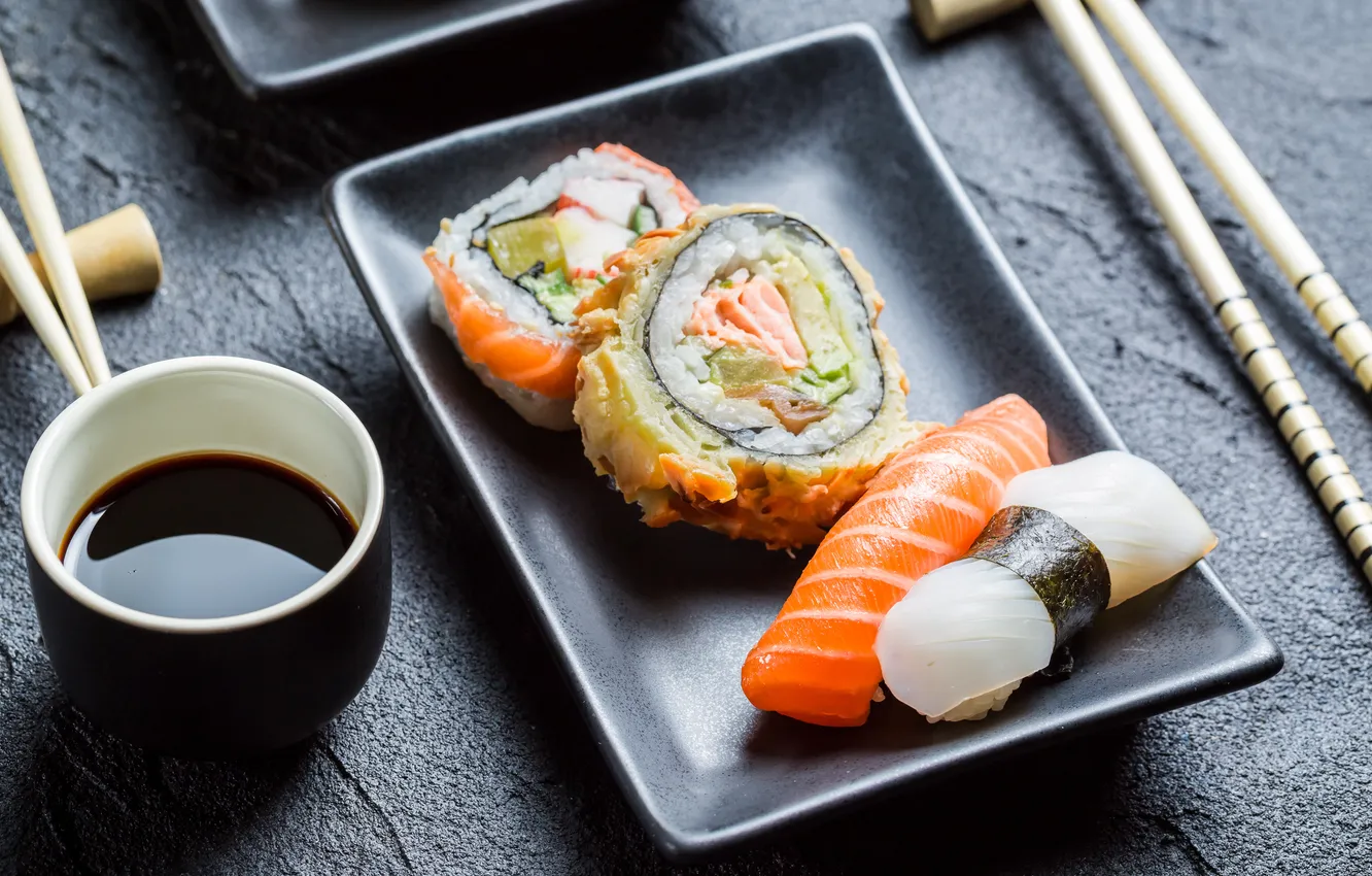Фото обои рыбка, палочки, суши, роллы, начинка, японская кухня, соевый соус, лосось