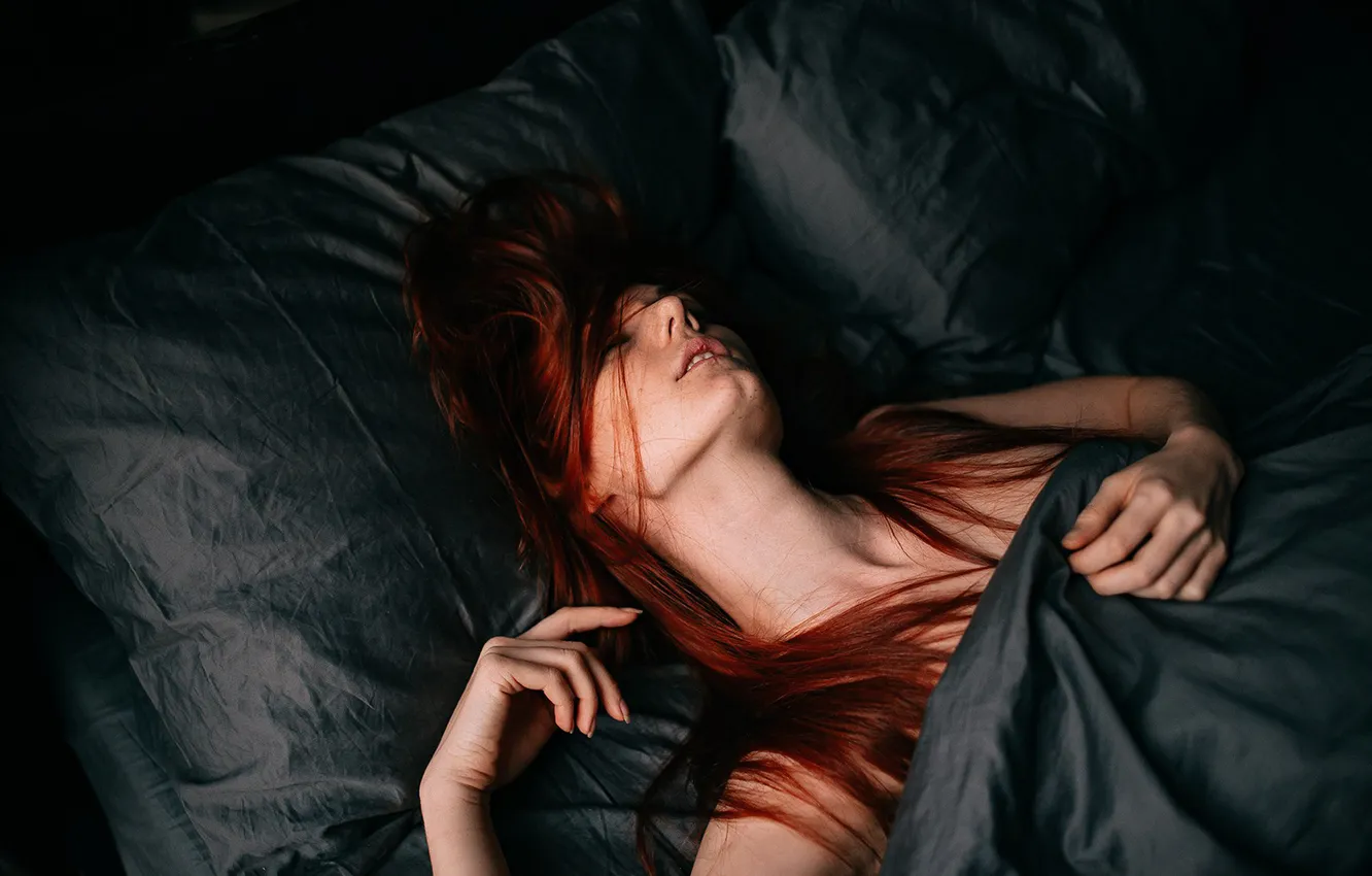 Фото обои Девушка, Волосы, Кровать, Подушка, Одеяло, Рыжие, Наташа Кушнир