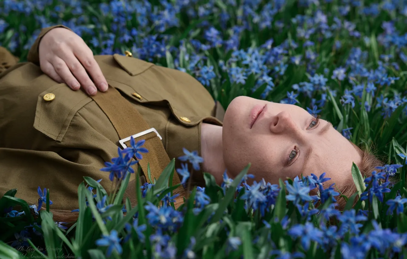 Фото обои девушка, цветы, лежит, военная форма, Dmitry Levykin