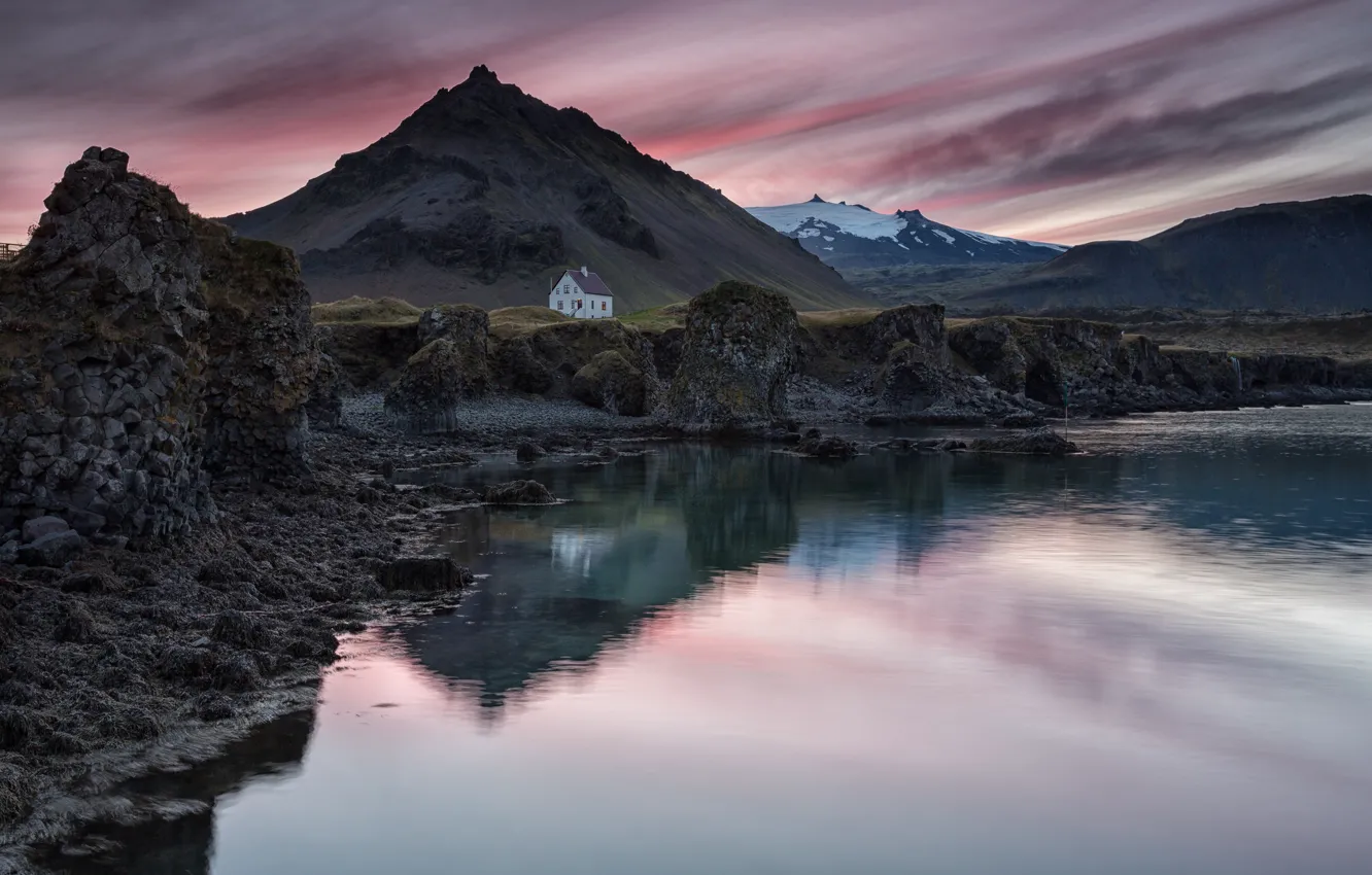 Фото обои небо, закат, горы, озеро, отражение, вечер, домик, Исландия