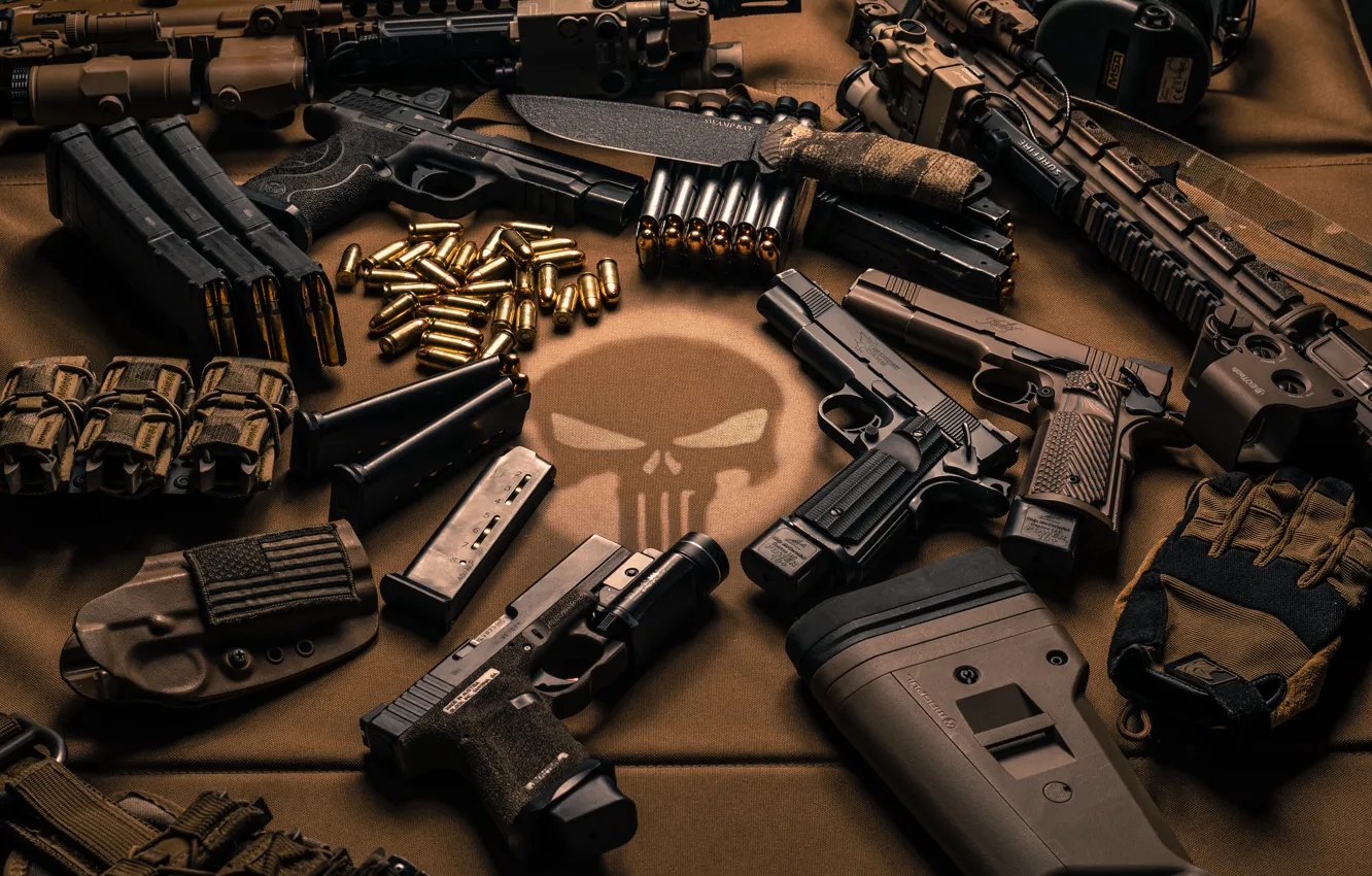 Фото обои оружие, пистолеты, нож, патроны
