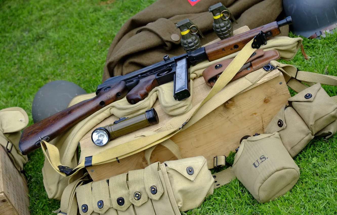 Фото обои оружие, фонарик, гранаты, амуниция, Пистолет-пулемёт, Томпсона