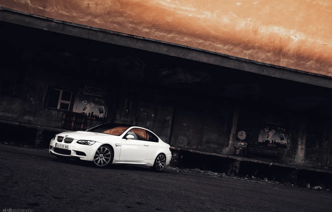 Фото обои здание, бмв, BMW, белая, white, стоит, заброшенное, e92