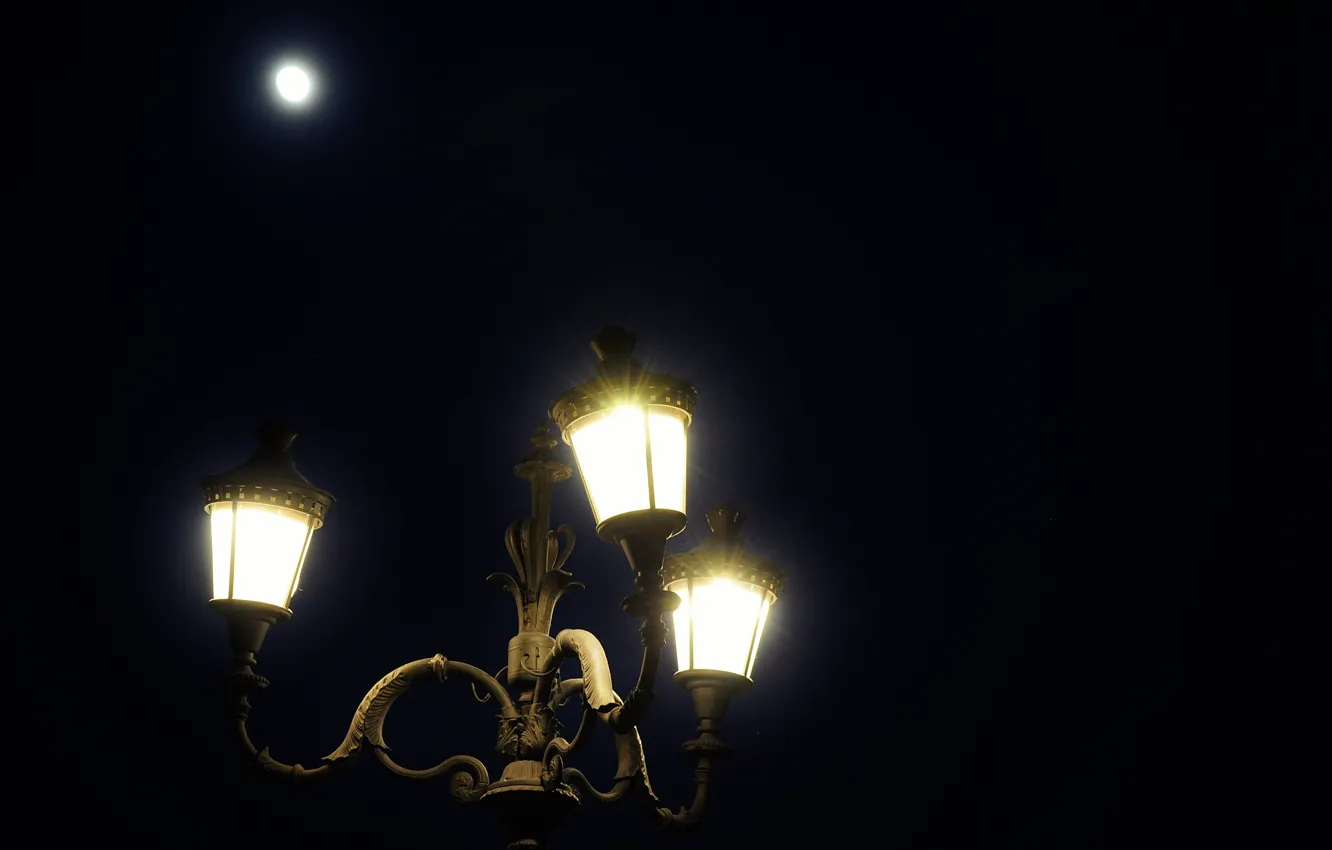 Фото обои ночь, город, lights, луна, фонарь, moon, night, romantic
