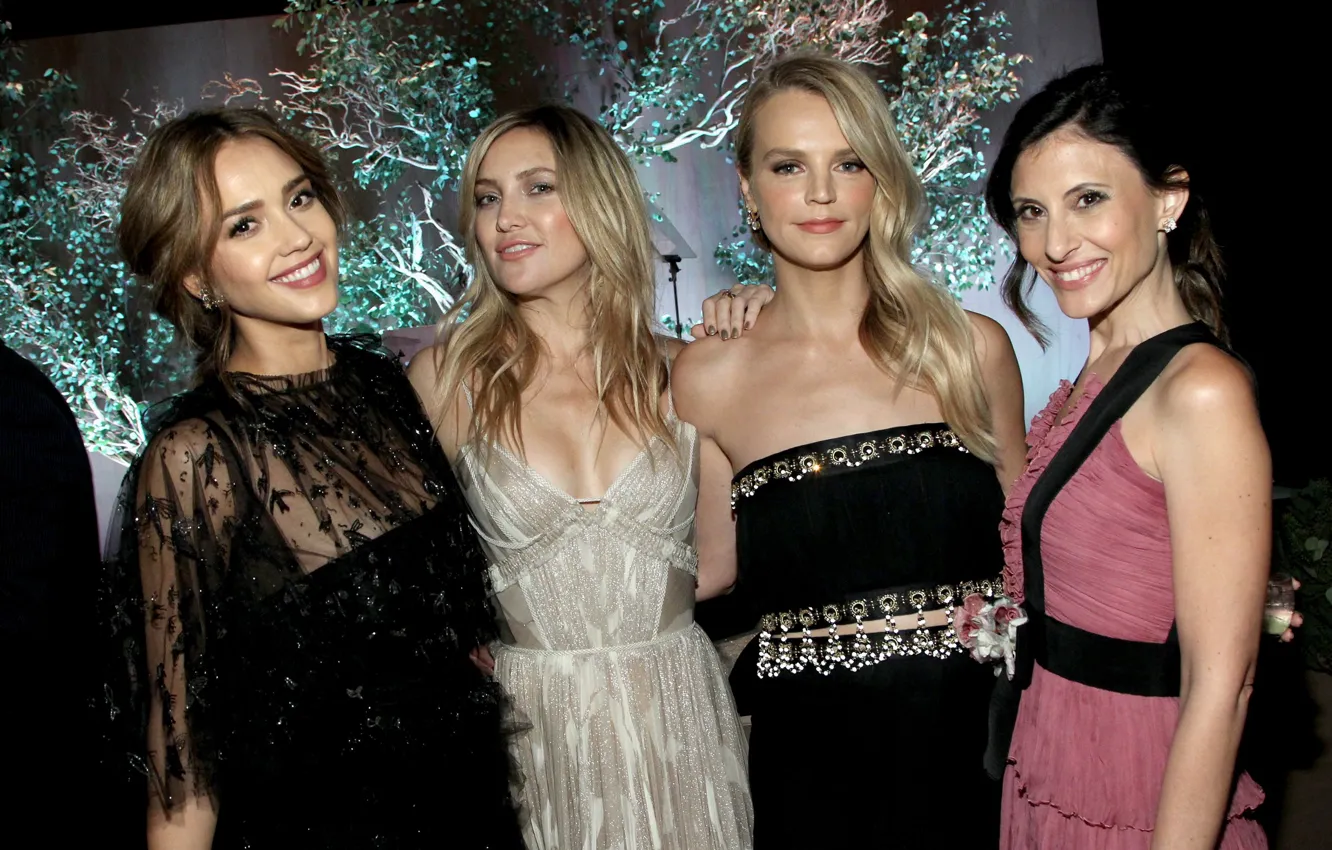Фото обои улыбка, девушки, платье, вечеринка, jessica alba, актрисы, Kate Hudson