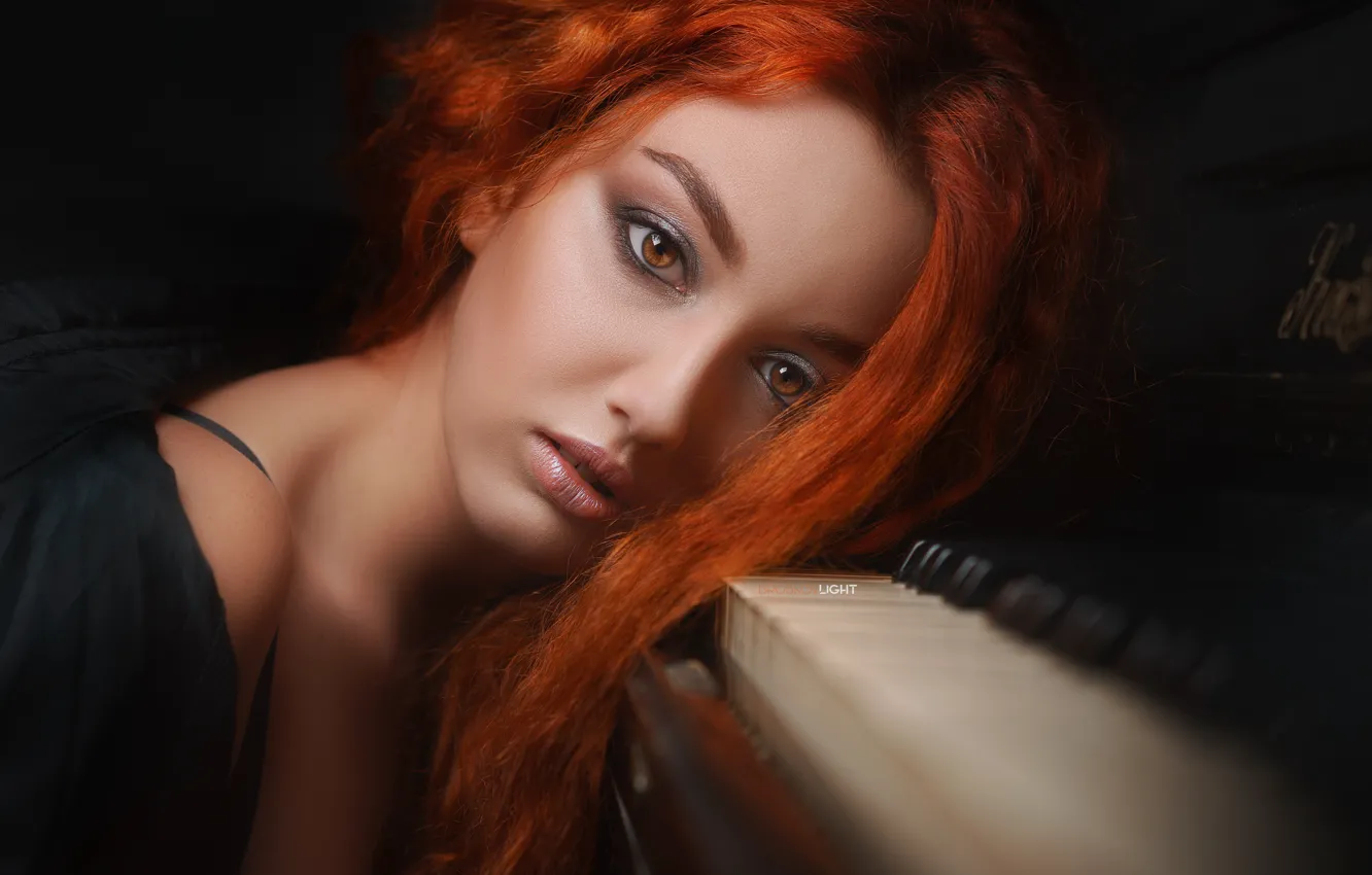 Фото обои взгляд, девушка, лицо, настроение, волосы, макияж, клавиатура, рыжая