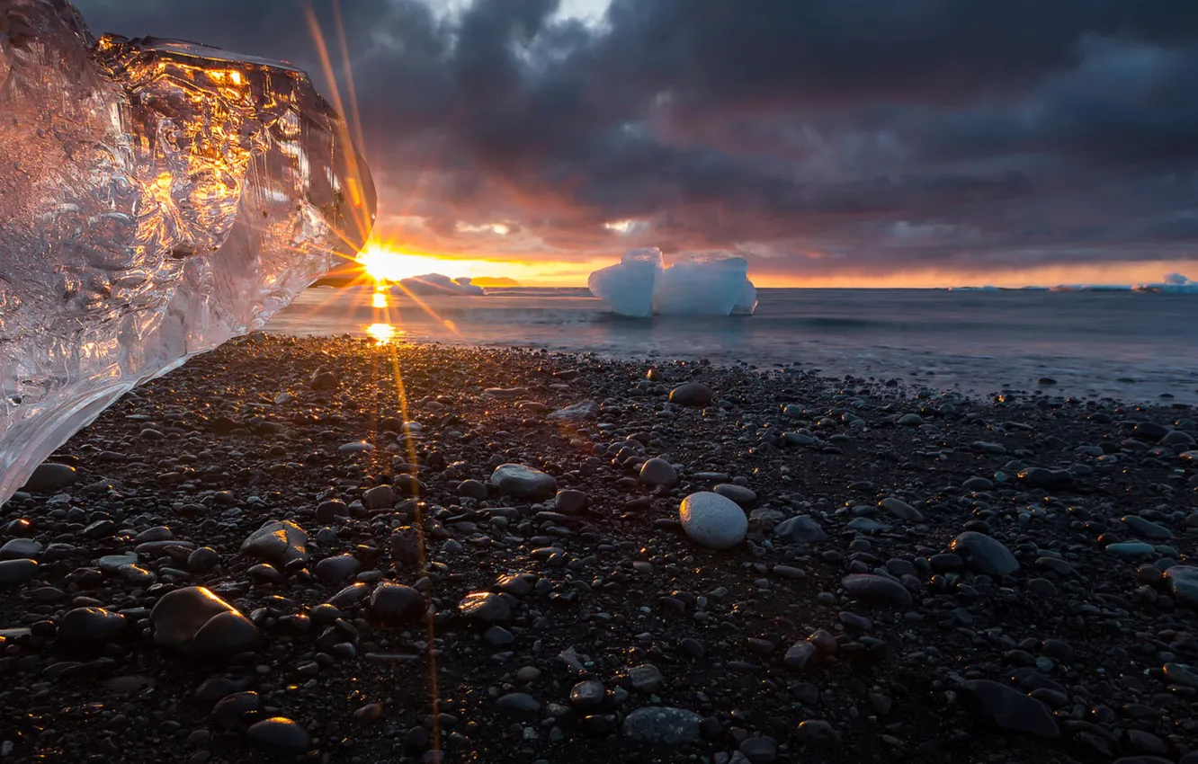 Фото обои камни, берег, лёд, солнечный луч