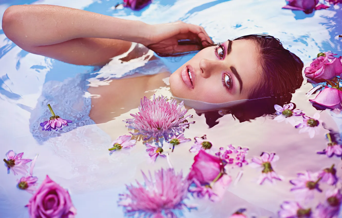 Фото обои взгляд, вода, девушка, цветы