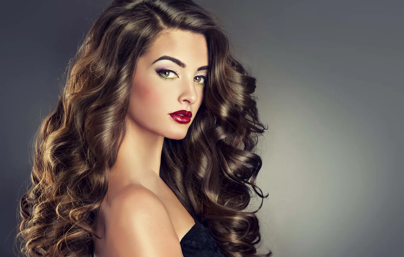 Фото обои взгляд, милая, серый фон, длинные волосы, long hair, sexy girl, зеленые глаза, очарование