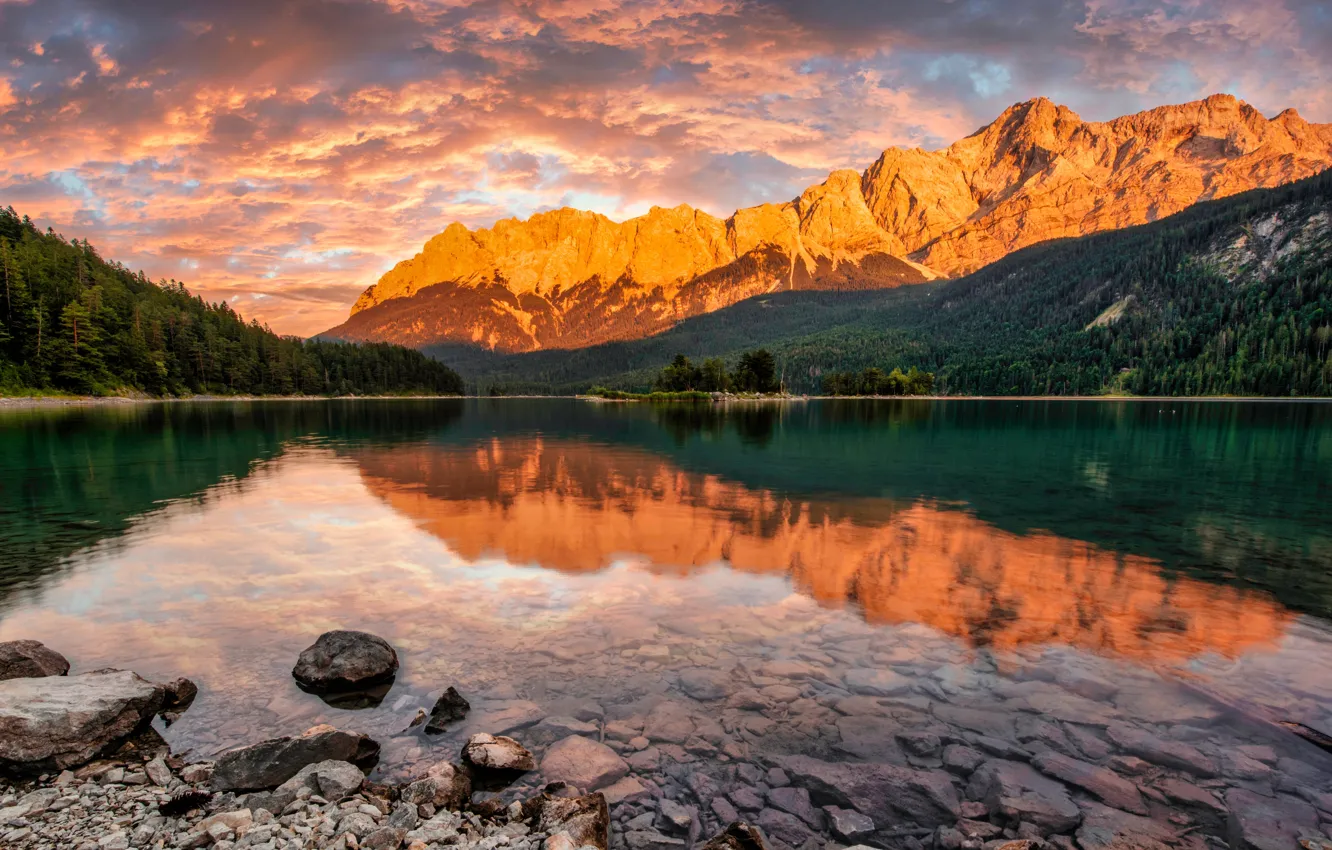 Фото обои лес, свет, горы, отражение, камни, водоем