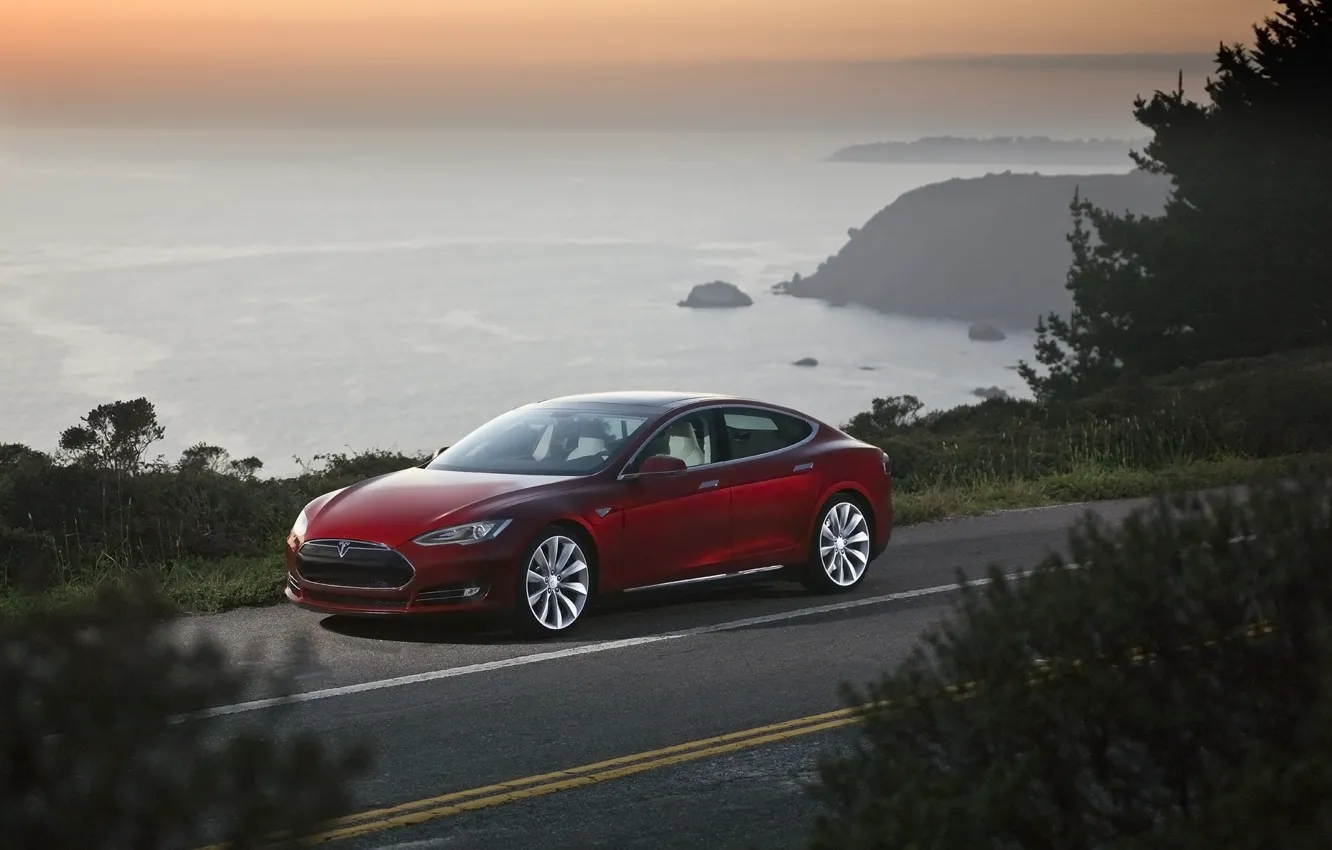 Фото обои дорога, небо, красный, седан, передок, Tesla, Тесла, Модель С