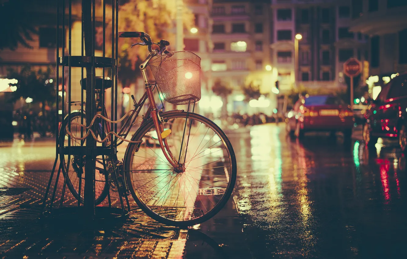 Фото обои ночь, велосипед, огни, улица, тень, тротуар, автомобили