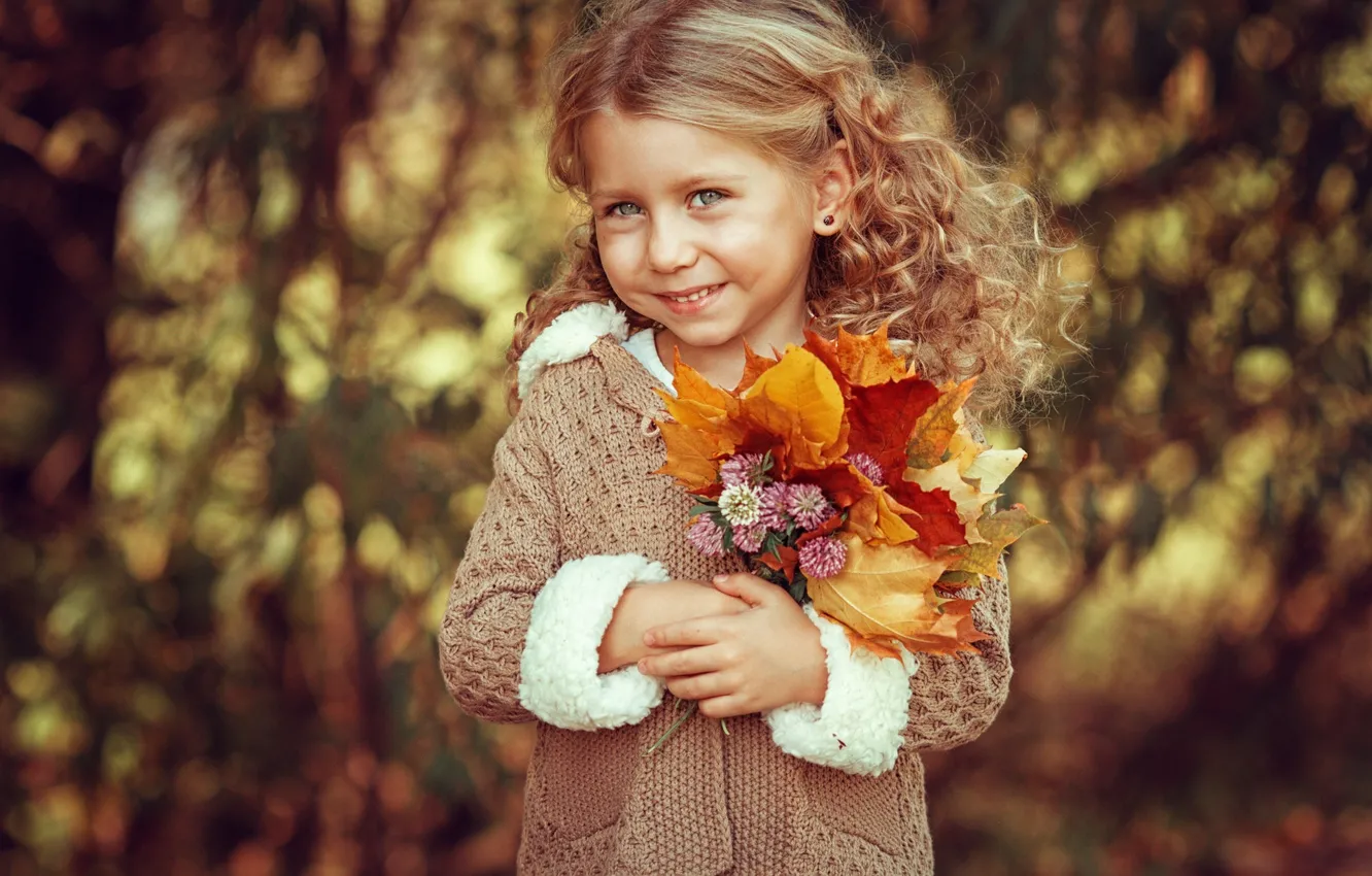 Фото обои листья, лицо, ребенок, girl, смайлик, боке, child