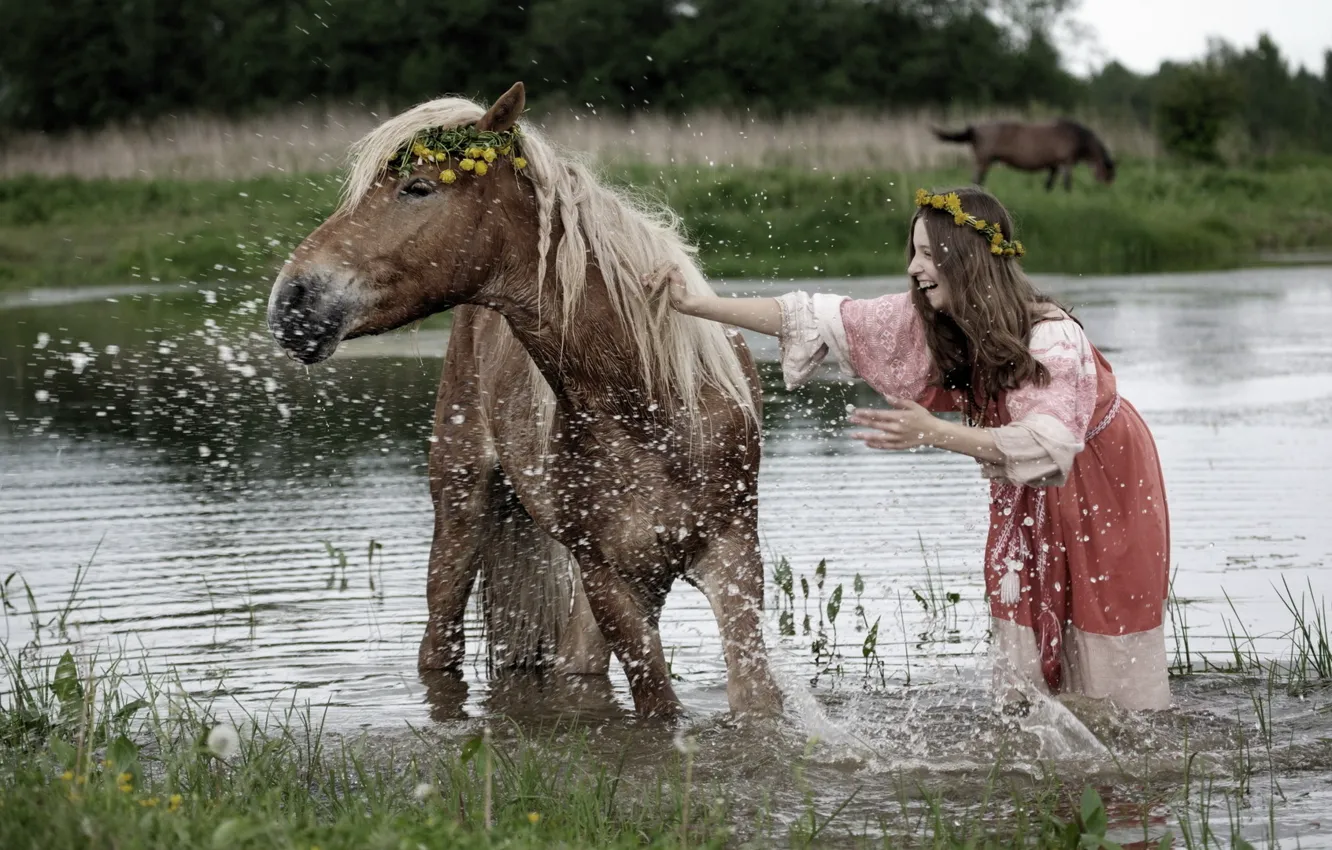 Фото обои лето, девушка, брызги, река, настроение, конь, купание