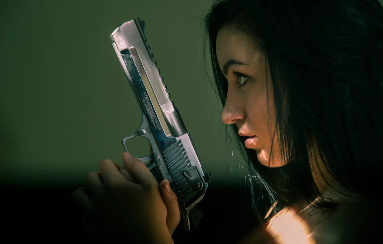Фото обои девушка, лицо, пистолет, оружие, профиль, Desert Eagle