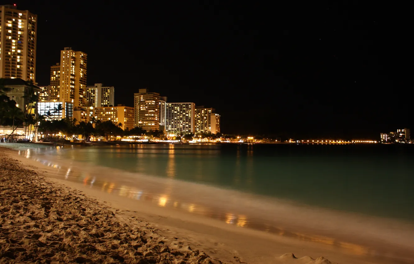 Фото обои волны, пляж, ночь, город, огни, океан, Hawaii