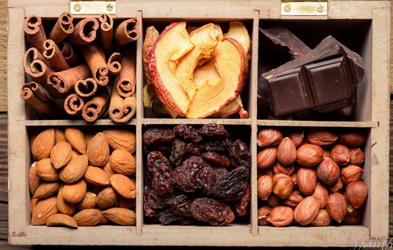 Фото обои коробка, яблоки, шоколад, орехи, корица, миндаль, фундук, изюм