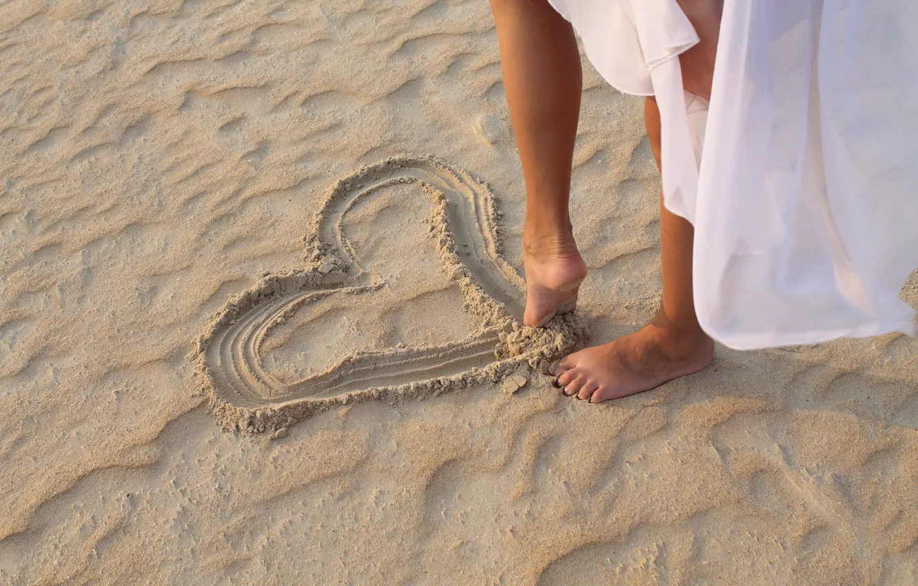 Фото обои пляж, девушка, ножки, сердечко, trust yourself