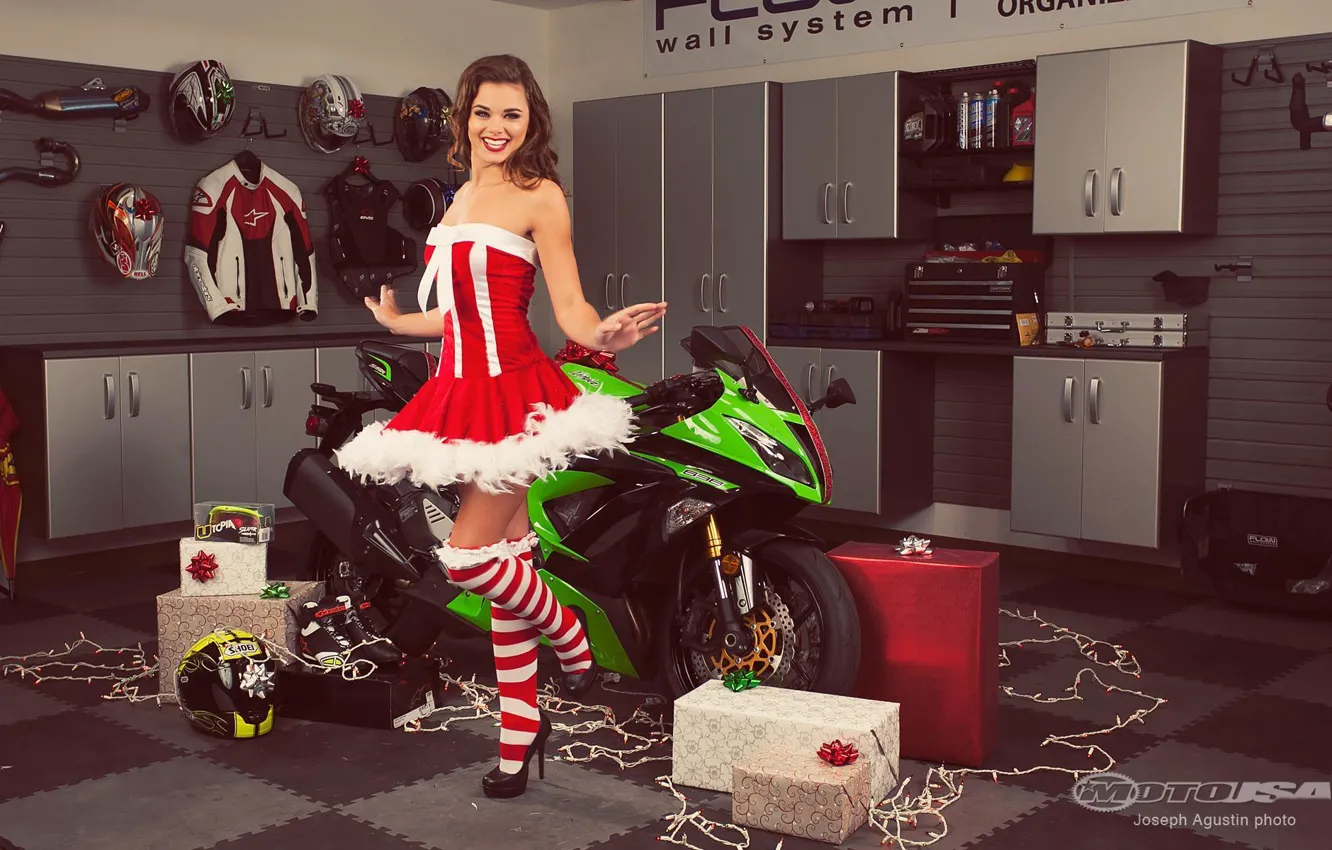 Фото обои взгляд, улыбка, Девушки, коробки, позирует над мотоциклом Kawasaki Ninja ZX-6R, девушка Dessie