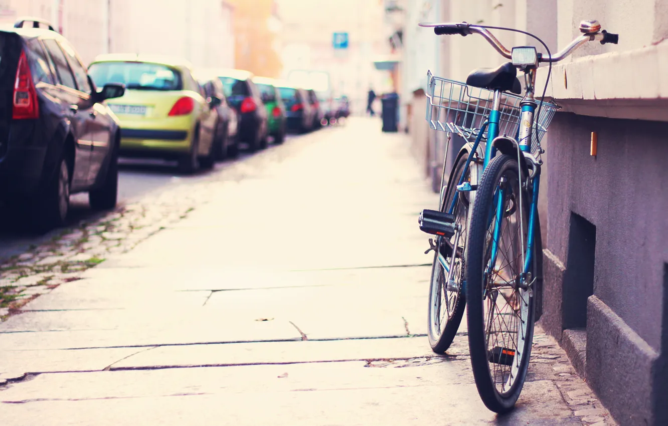 Фото обои машины, велосипед, город, улица, стоянка, тротуар, street, tilt-shift