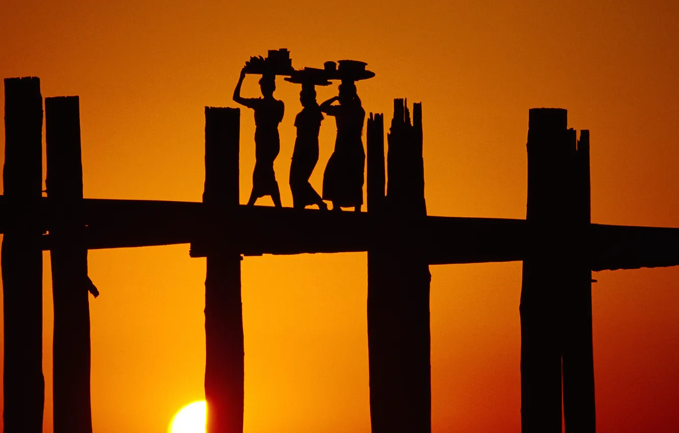 Фото обои женщины, солнце, закат, мост, силуэты