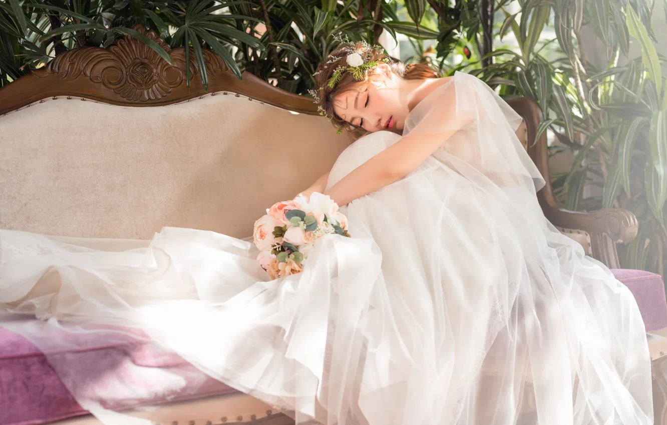 Фото обои девушка, цветы, поза, диван, белое, букет, платье, азиатка