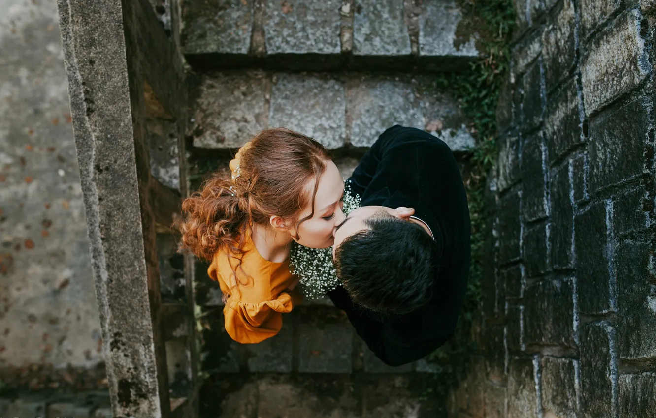 Фото обои девушка, счастье, чувства, поцелуй, пара, лестница, парень, влюбленные