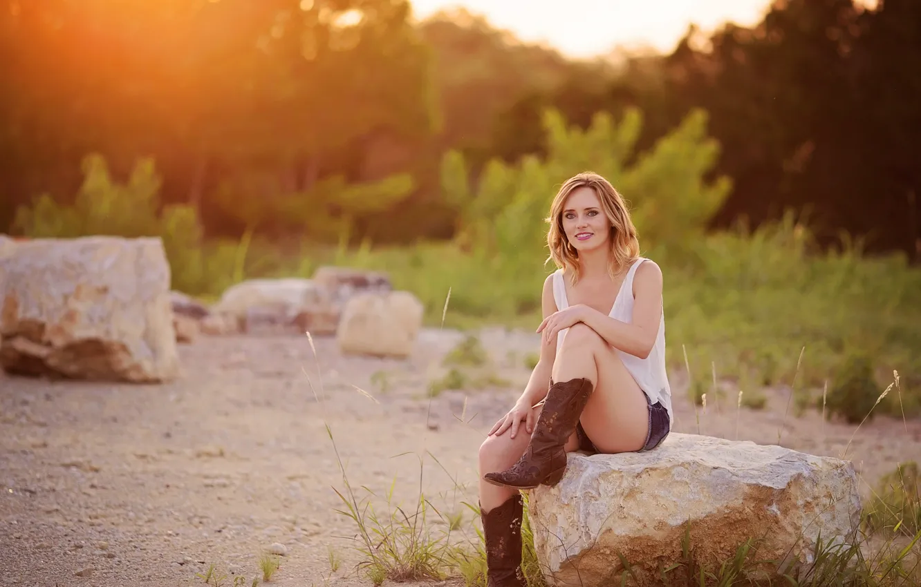 Фото обои лето, девушка, шортики, сапожки