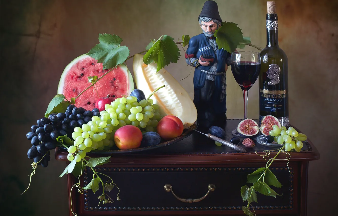 Фото обои вино, бутылка, арбуз, виноград, статуэтка, натюрморт, дыня, нектарин