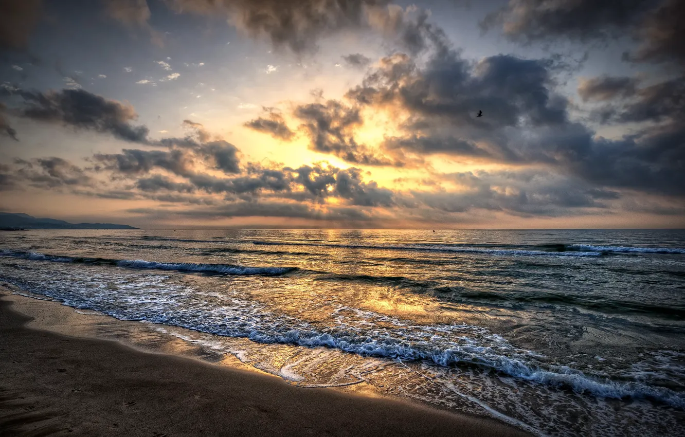 Фото обои песок, море, волны, небо, облака, закат, берег