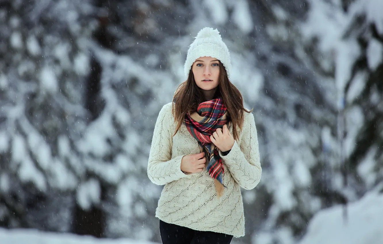 Фото обои взгляд, поза, шапка, Девушка, Снег, фигура, Сергей Бидун