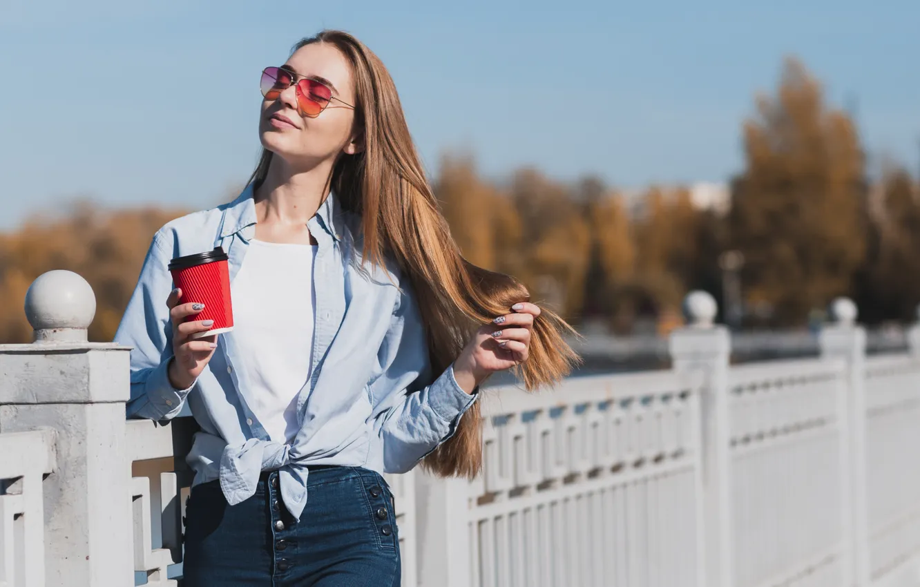 Фото обои девушка, в очках, улыбается