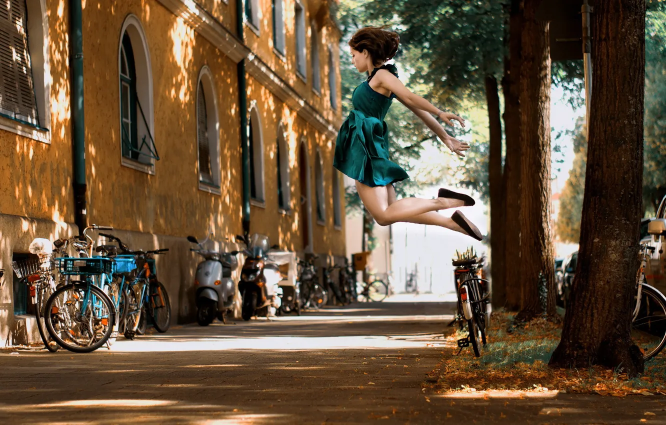 Фото обои девушка, город, улица, гравитация