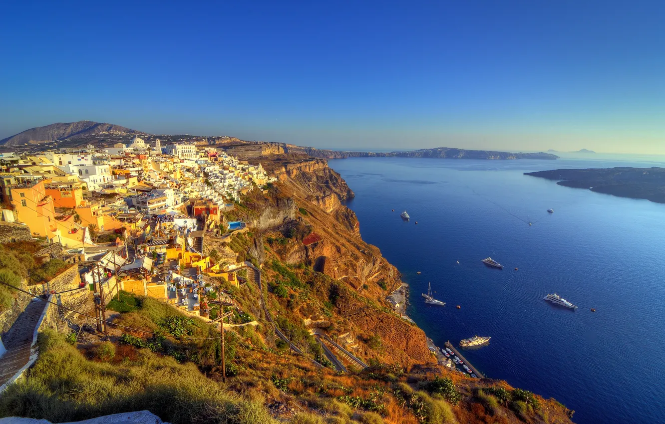 Фото обои море, небо, скалы, голубое, побережье, дома, лодки, Греция