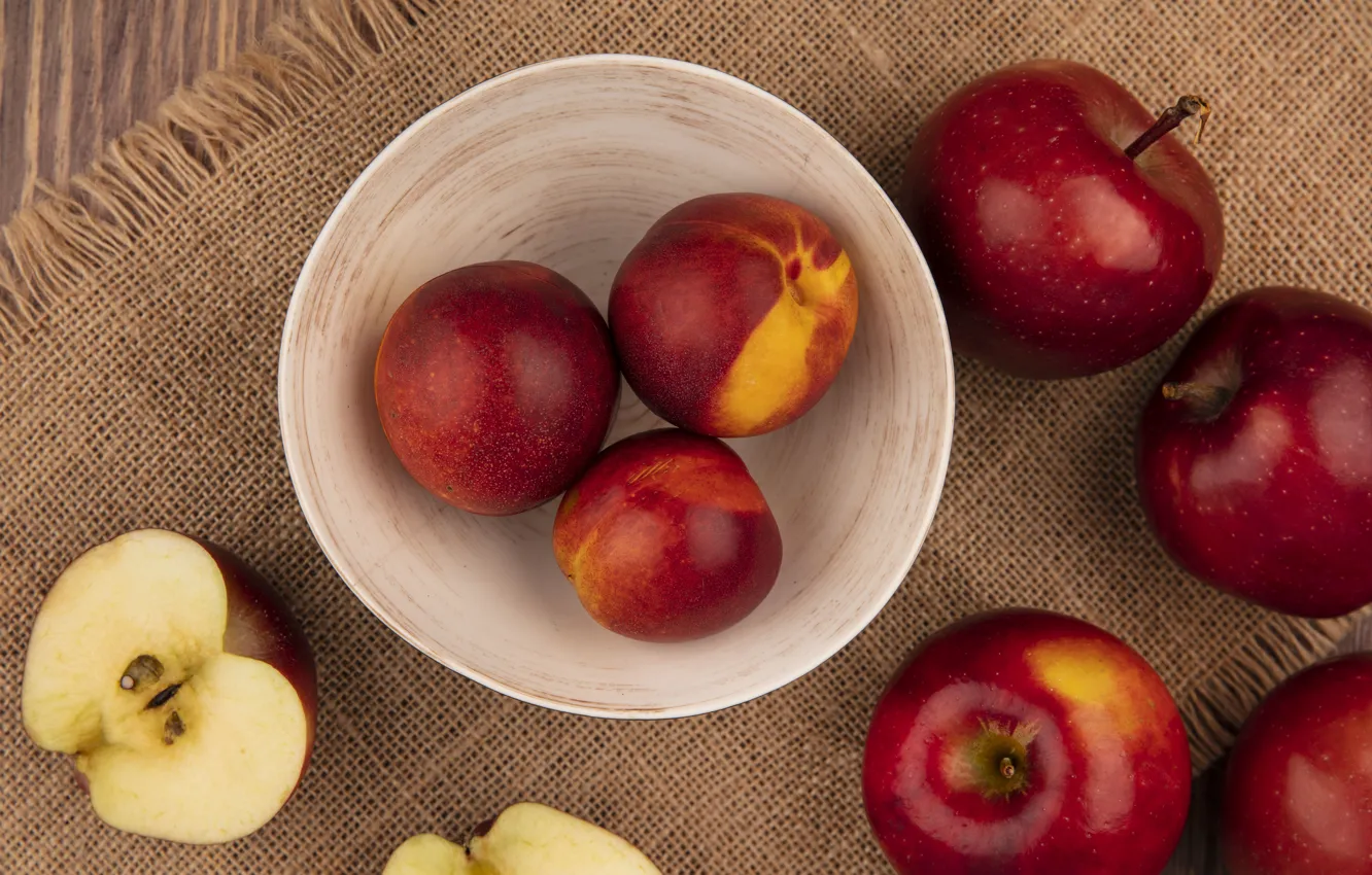 Фото обои красный, яблоки, миска, персики, мешковина