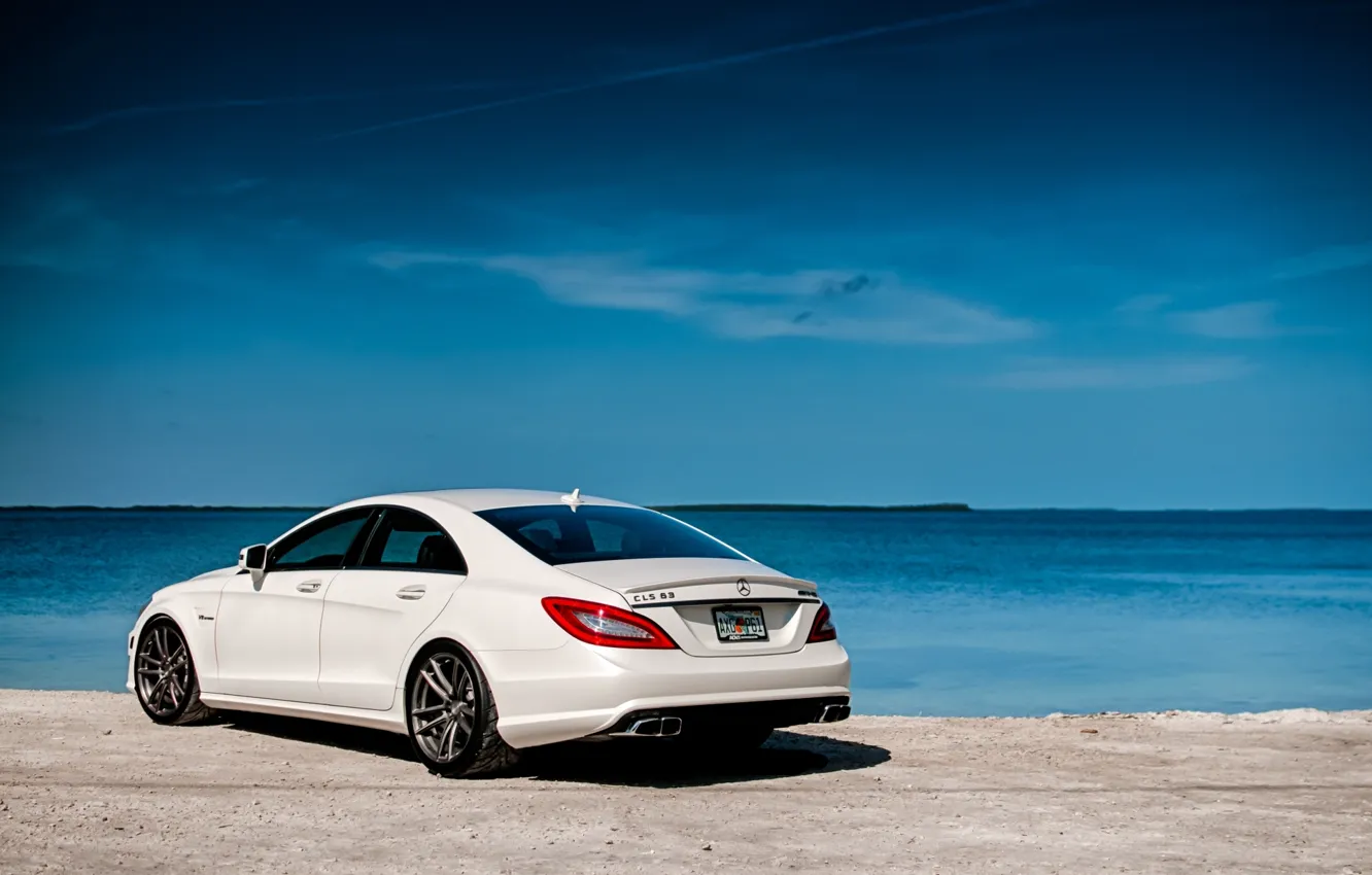 Фото обои белый, небо, вода, берег, Mercedes-Benz, Мерседес, вид сзади, AMG