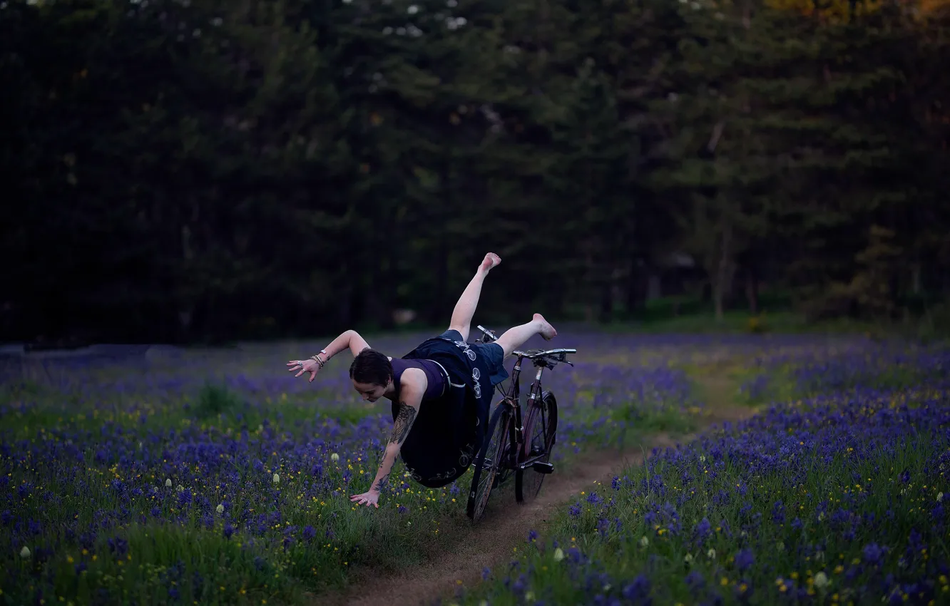 Фото обои девушка, природа, велосипед, ситуация, падение