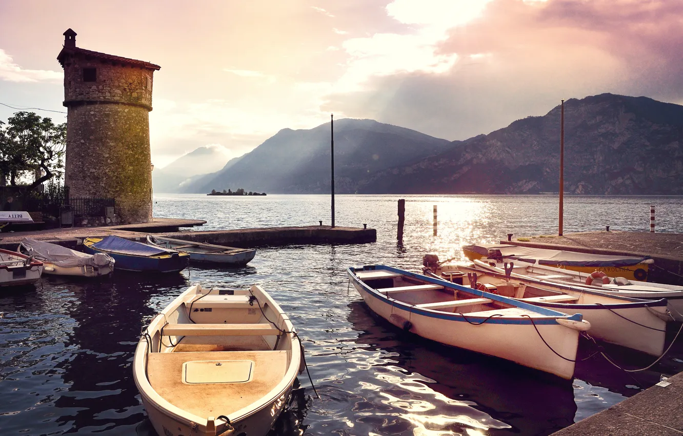 Фото обои море, горы, лодки, утро, причал, Италия