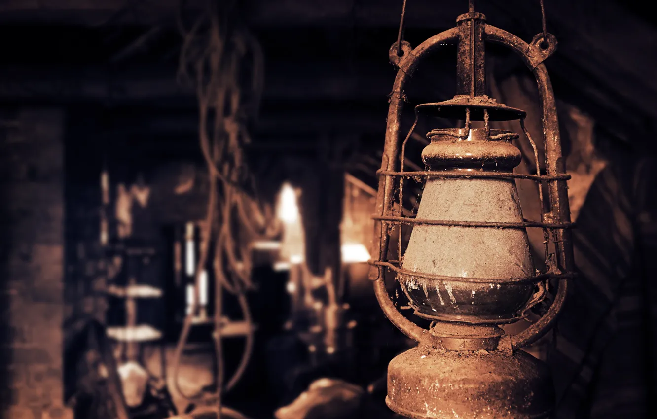 Фото обои старина, ретро, лампа, Винтаж, чердак, чердак., керосиновая лампа, гасова лампа