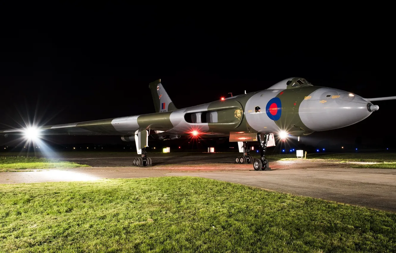 Фото обои свет, авиация, газон, Avro Vulcan, боевой самолёт, крылатая машина