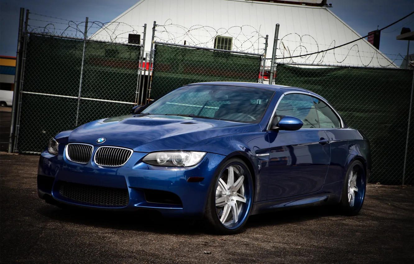 Фото обои синий, отражение, забор, бмв, BMW, blue, колючая проволока, E93